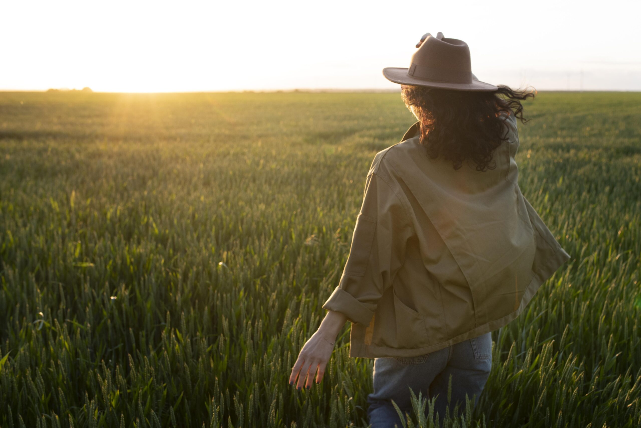medium-shot-woman-with-hat-outside